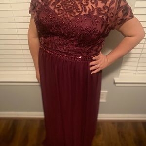 Burgundy gown. 3XL this runs small I wear XL.